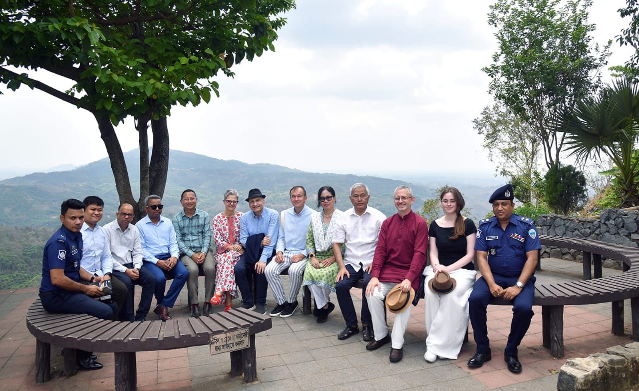 বান্দরবানে পার্বত্য উপদেষ্টার সাথে ইউরোপীয় ইউনিয়নের রাষ্ট্রদূতসহ চার বিদেশি প্রতিনিধির সাক্ষাৎ