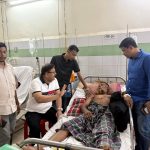 চিকিৎসাধীন দুই বিএনপি নেতার পাশে মাগুরা জেলা বিএনপির সদস্য সচিব মনোয়ার হোসেন খান৩