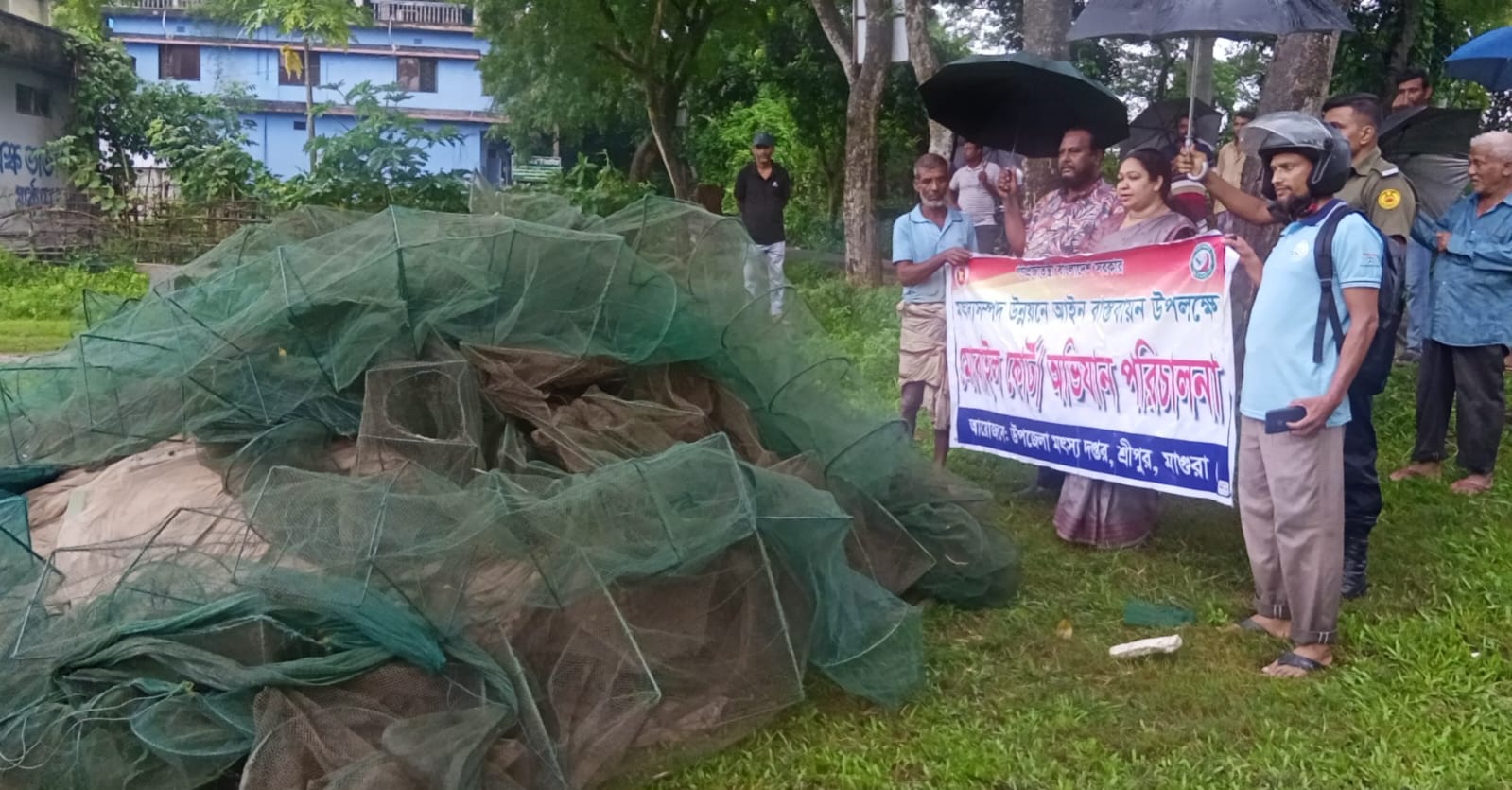 3 শ্রীপুরে প্রায় ৫ লক্ষাধিক টাকার চায়না জাল জব্দ, আগুনে পুড়িয়ে ধ্বংস